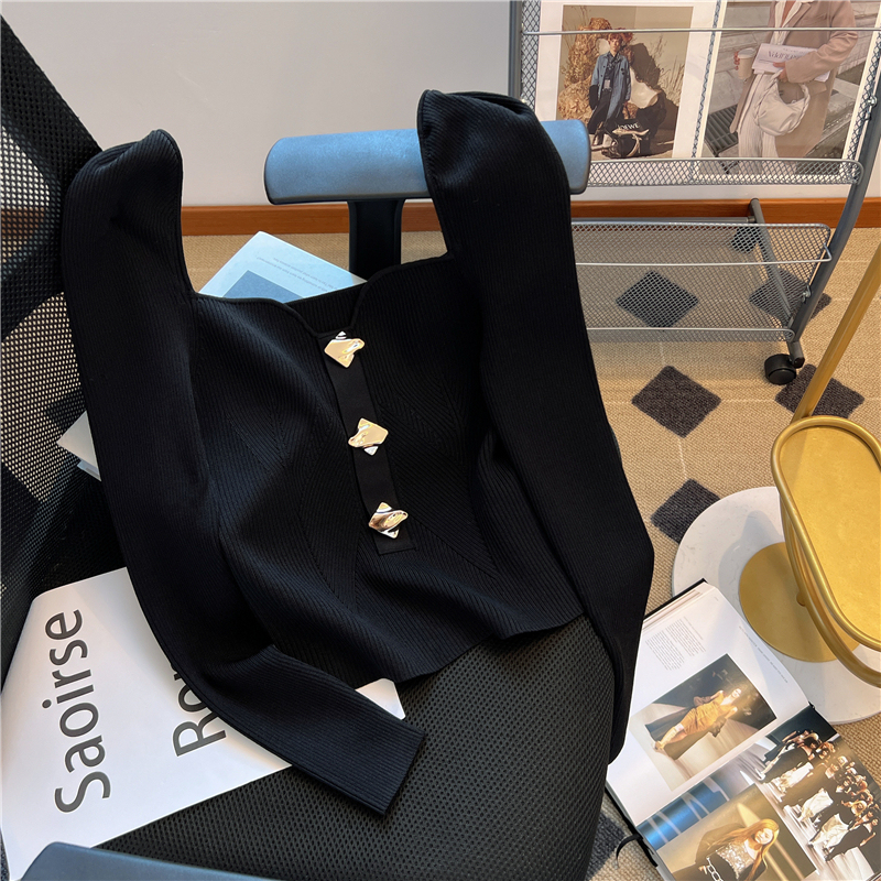 Black long-sleeved sweater for women in autumn and winter, small fragrant style, metal buckle, short square collar top for small people, trendy
