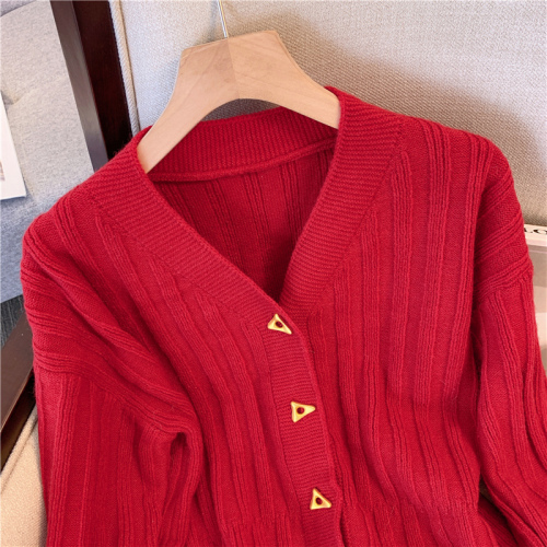 High-end red V-neck metal buckle knitted cardigan for women in autumn new style fashionable short sweater jacket