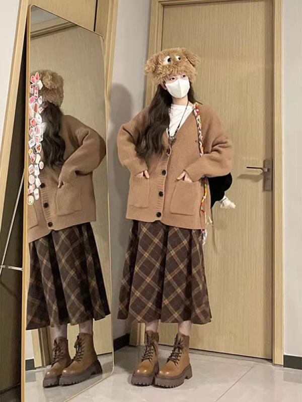 Autumn and winter tea-style outfits, a complete set of high-end college-style fashionable sweaters and skirts for small people, two-piece suits