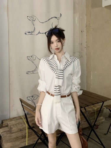 Old money wears simple casual button striped knitted shawl white shirt + shorts three-piece set