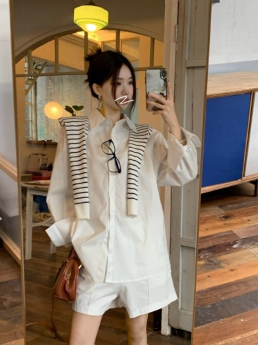 Old money wears simple casual button striped knitted shawl white shirt + shorts three-piece set