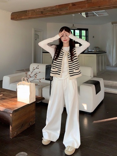 Xiaoxiangfeng black and white striped sleeveless knitted vest + bottoming shirt + casual wide-leg pants