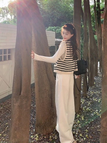 Xiaoxiangfeng black and white striped sleeveless knitted vest + bottoming shirt + casual wide-leg pants