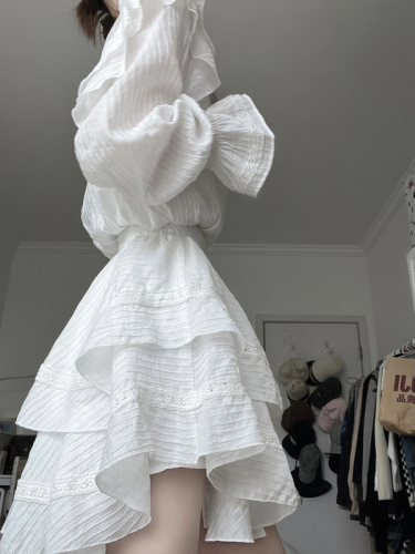 White ruffled V-neck suit, hollow petal air skirt two-piece set