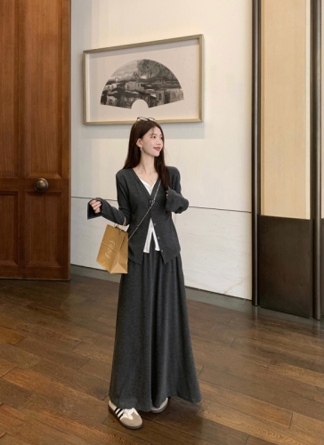 Early autumn Korean V-neck fake two-piece spliced ​​slim long-sleeved top and mid-length skirt suit