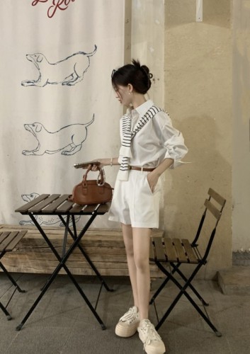 Old money wears simple casual button striped knitted shawl white shirt + shorts three-piece set