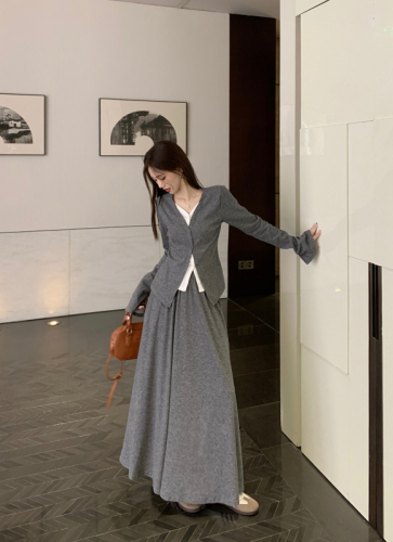 Early autumn Korean V-neck fake two-piece spliced ​​slim long-sleeved top and mid-length skirt suit