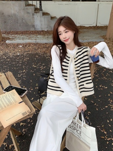 Xiaoxiangfeng black and white striped sleeveless knitted vest + bottoming shirt + casual wide-leg pants