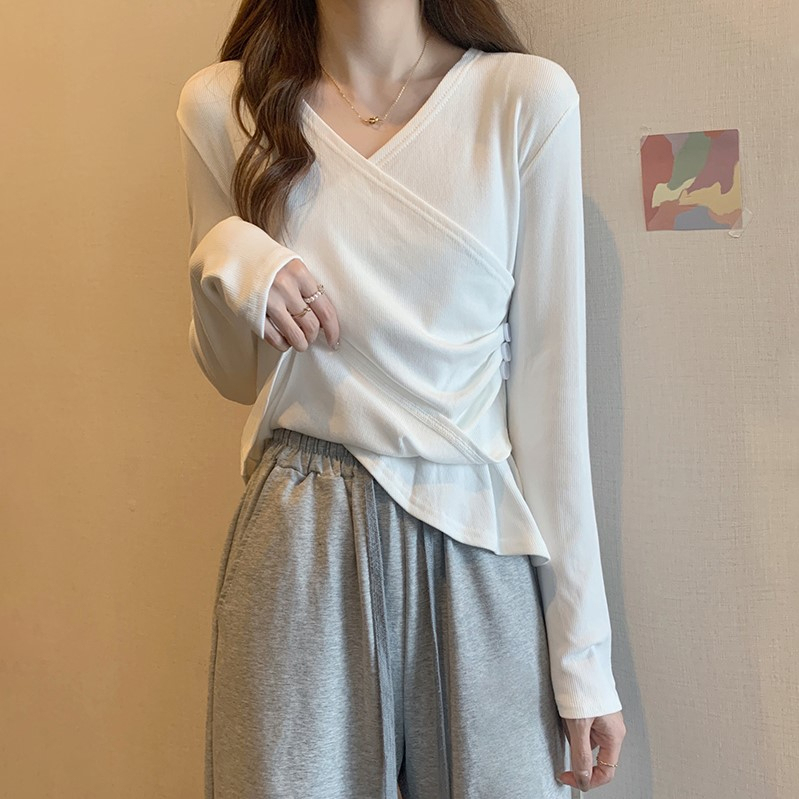 Cross design niche v-neck white bottoming shirt for women, chic inner wear, new top, autumn long-sleeved T-shirt