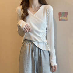 Cross design niche v-neck white bottoming shirt for women, chic inner wear, new top, autumn long-sleeved T-shirt