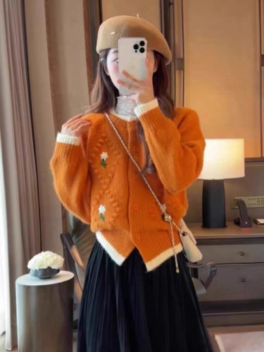 Spot soft and waxy small fragrant style embroidered flower sweater jacket autumn and winter 2024 new thickened outer sweater