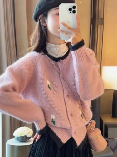 Spot soft and waxy small fragrant style embroidered flower sweater jacket autumn and winter 2024 new thickened outer sweater