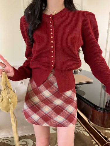 Long-sleeved knitted sweater women's new autumn design niche red temperament short cardigan short skirt