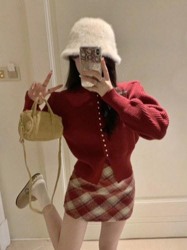 Long-sleeved knitted sweater women's new autumn design niche red temperament short cardigan short skirt