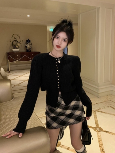 Long-sleeved knitted sweater women's new autumn design niche red temperament short cardigan short skirt