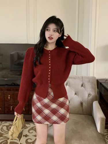 Long-sleeved knitted sweater women's new autumn design niche red temperament short cardigan short skirt