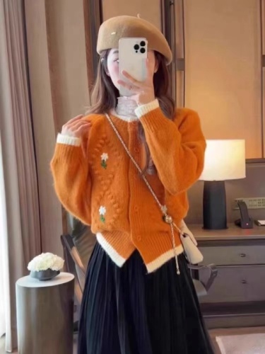 Spot soft and waxy small fragrant style embroidered flower sweater jacket autumn and winter 2024 new thickened outer sweater