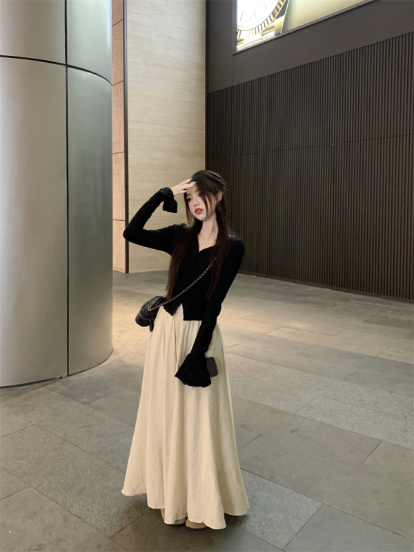 New V-neck bell-sleeved long-sleeved top + high-waisted wide-leg culottes!