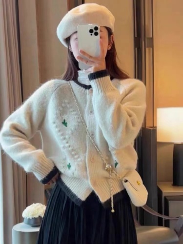 Spot soft and waxy small fragrant style embroidered flower sweater jacket autumn and winter 2024 new thickened outer sweater