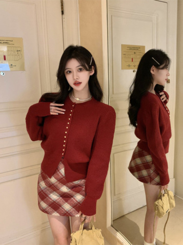 Long-sleeved knitted sweater women's new autumn design niche red temperament short cardigan short skirt