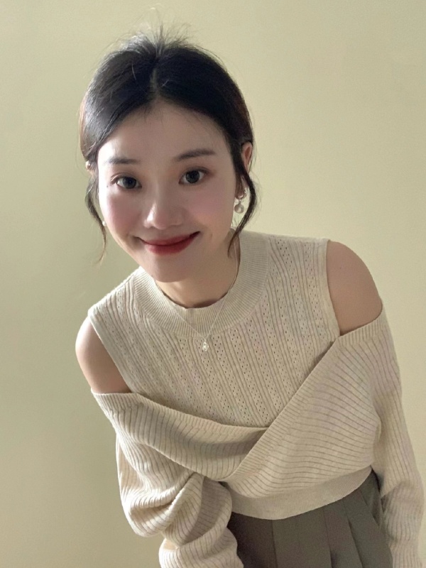 Apricot hollow long-sleeved sweater for women, new autumn design, niche temperament, slim off-shoulder top, trendy