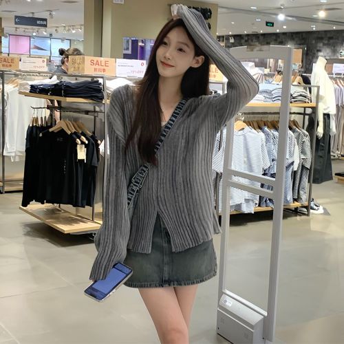 V-neck sweater women's new early and early autumn inner layering shirt slim long-sleeved top design niche