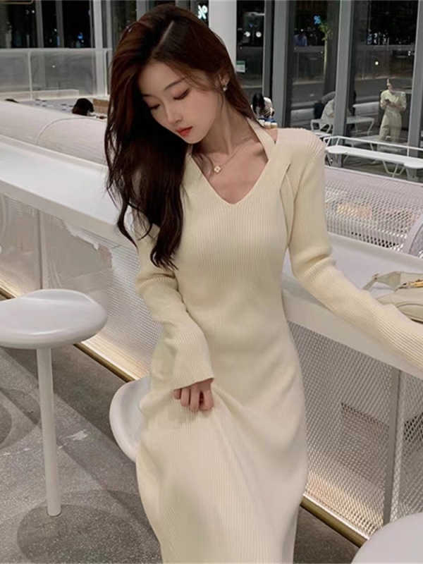 High-end knitted dress with coat for women in fall and winter, slim-fitting V-neck sweater bottoming niche long skirt for women in autumn and winter