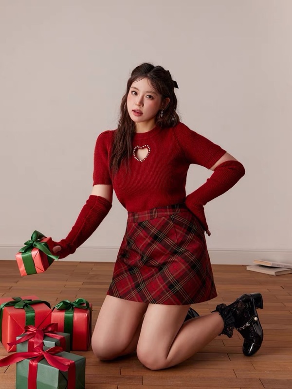 Large size high-end New Year red sleeve knitted sweater for women in autumn and winter fat mm French temperament love hollow top