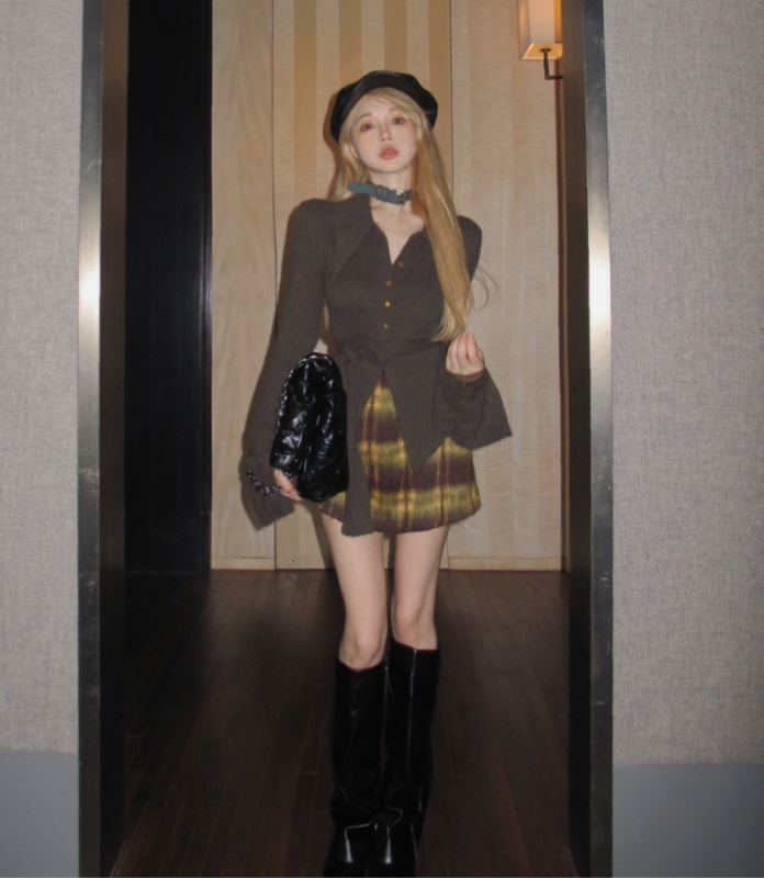 Sweet and spicy cardigan, V-neck, heavyweight horseshoe sleeves knitted top + woolen slimming plaid skirt