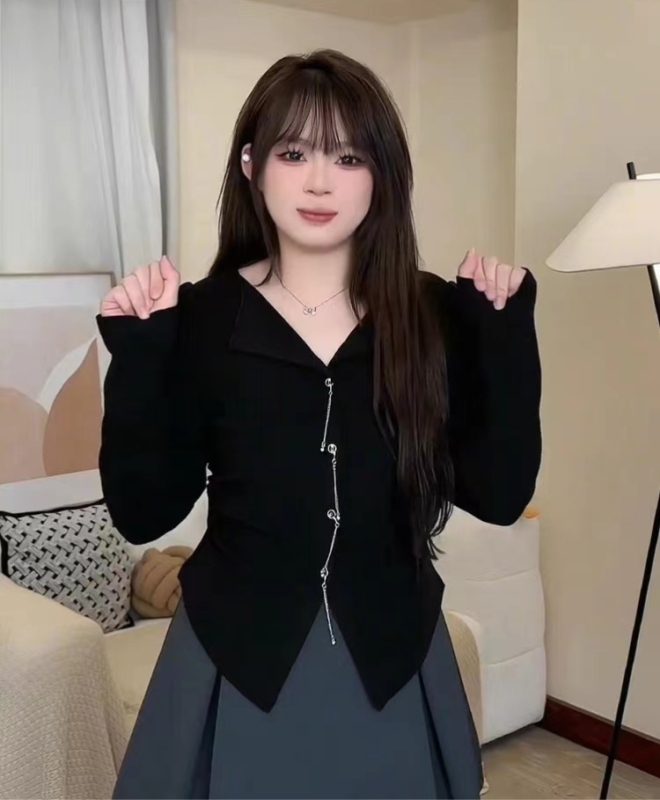 Plus size autumn and winter fat mm niche v-neck bottoming shirt women's unique and chic small top