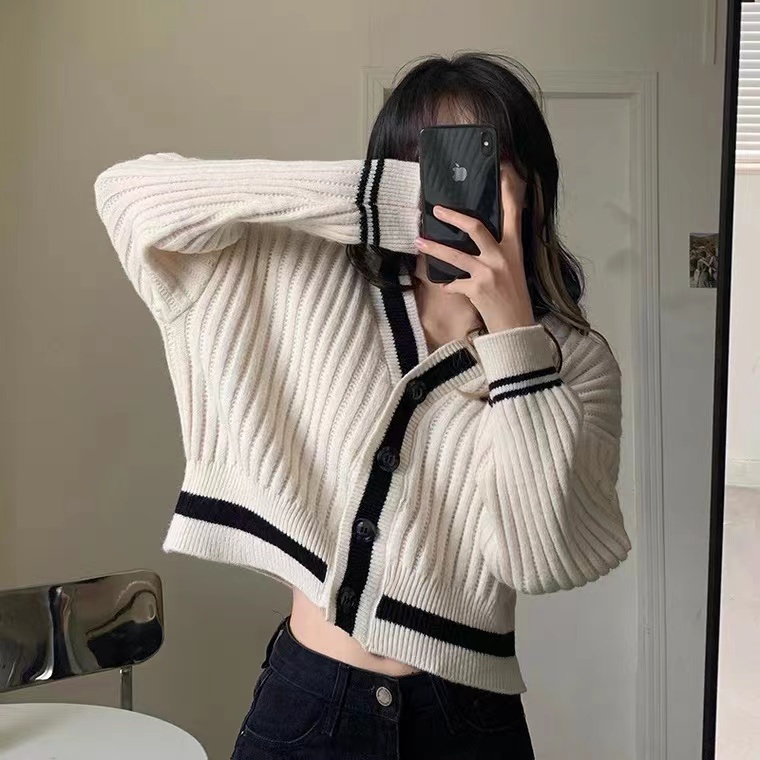 Knitted cardigan gentle style jacket for women spring and autumn new retro V-neck top design short sweater