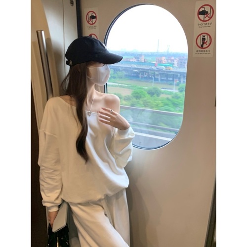 Actual shot of Korean style early autumn white off-shoulder sweatshirt and trousers, high-end casual two-piece set