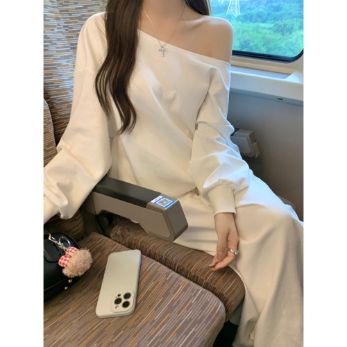 Actual shot of Korean style early autumn white off-shoulder sweatshirt and trousers, high-end casual two-piece set