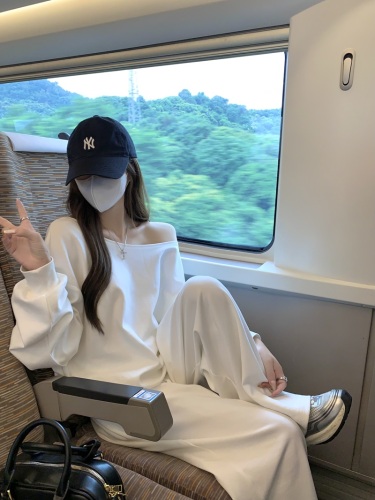 Actual shot of Korean style early autumn white off-shoulder sweatshirt and trousers, high-end casual two-piece set