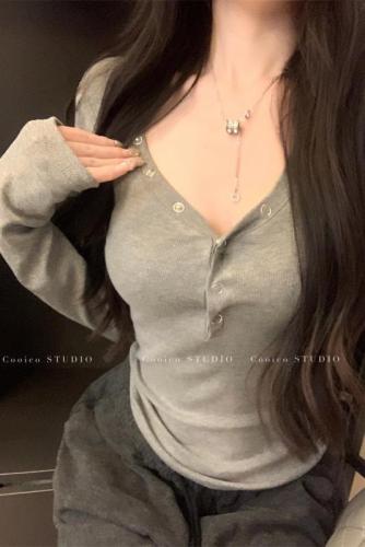 Actual shot of designer v-neck T-shirt for women, autumn slim-fitting long-sleeved top