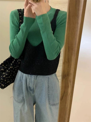 Red V-neck short-knit cardigan vest for women, suitable for layering under blouses or sweaters in early spring.