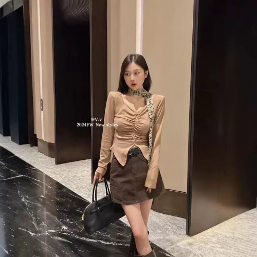 Korean style solid color deep V-neck pleated inner base shirt 2024 early autumn new pure desire slim shoulder padded short top