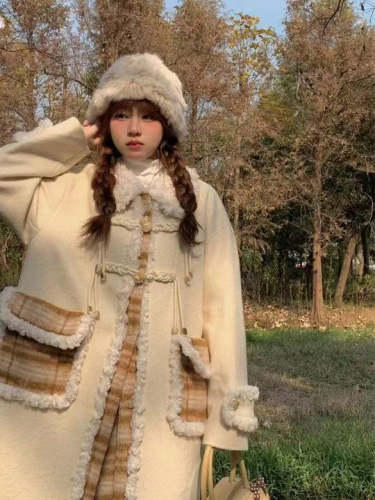 Xiaoxiangfeng horn button coat for women, mid-length, 2024 autumn and winter new style, high-end plush stitching woolen coat