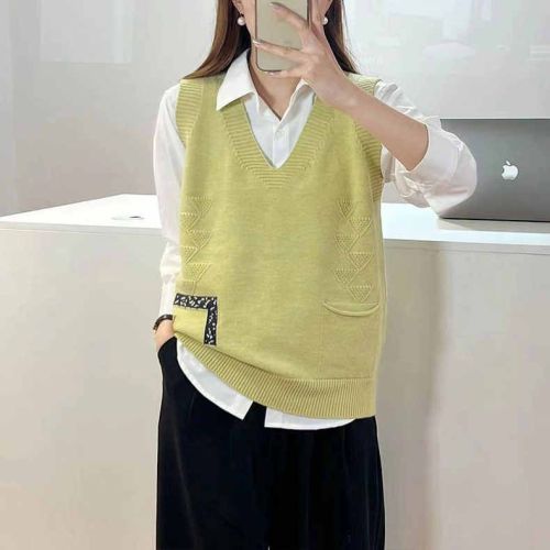 V-neck vest for women 2024 spring new fashion pullover design sleeveless vest sweater top trendy