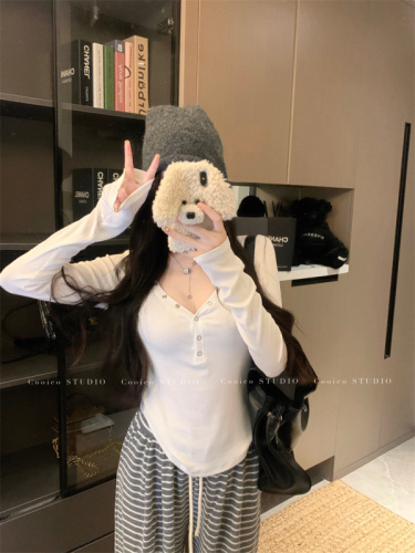 Actual shot of designer v-neck T-shirt for women, autumn slim-fitting long-sleeved top