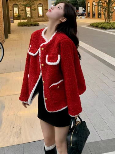 Chinese red small fragrant style lamb wool coat for women in autumn and winter fur one small short style sweet