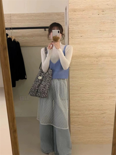 Red V-neck short-knit cardigan vest for women, suitable for layering under blouses or sweaters in early spring.