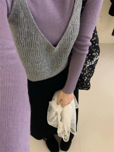 Red V-neck short-knit cardigan vest for women, suitable for layering under blouses or sweaters in early spring.