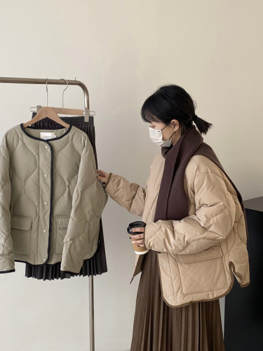 Xiaoxiangfeng contrasting color stitching collarless rhombus down jacket for women in winter super nice short round neck cotton jacket