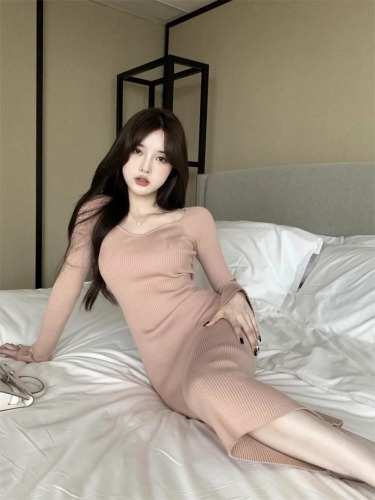 Pink long-sleeved knitted dress for women autumn 2024 new mid-length inner bottoming slim fit hip-hugging sweater dress