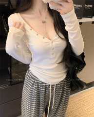 Actual shot of designer v-neck T-shirt for women, autumn slim-fitting long-sleeved top