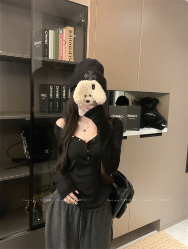 Actual shot of designer v-neck T-shirt for women, autumn slim-fitting long-sleeved top