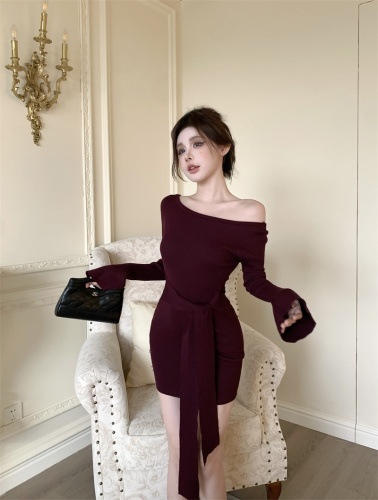 Real shot of purple bell-sleeved knitted dress, slimming, hip-hugging and sexy skirt