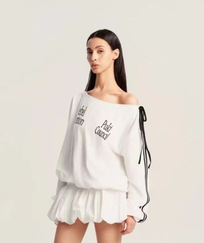 Letter printed oblique shoulder long-sleeved sweatshirt dress for women in autumn contrasting striped skirt slimming waist bud skirt