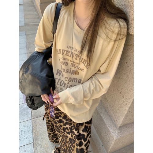 Letter print inner long-sleeved T-shirt mid-length leopard print skirt